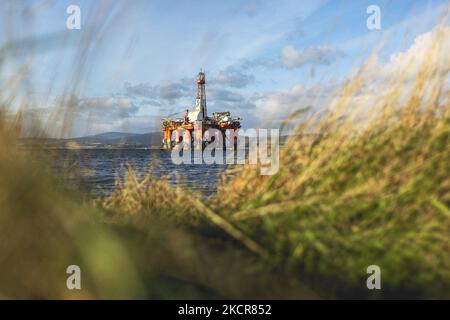 Eine allgemeine Ansicht der nicht mehr genutzten Bohrinseln, die am 22. Oktober 2021 in Cromarty, Schottland, im Cromarty Firth verankert waren. 70 führende Klimawissenschaftler aus der ganzen Welt haben den britischen Premierminister Boris Johnson aufgefordert, neue Öl- und Gasinvestitionen zu beenden. Sie argumentieren, dass das Vereinigte Königreich „mutige politische Maßnahmen“ in Bezug auf fossile Brennstoffe ergreifen und neue Öl- und Gasinvestitionen ausschließen muss, um sicherzustellen, dass der kommende Klimagipfel der COP 26, der nächsten Monat in Glasgow stattfinden wird, ein Erfolg wird. (Foto von Ewan Bootman/NurPhoto) Stockfoto