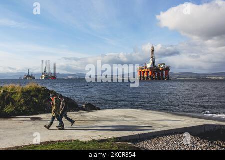 Eine allgemeine Ansicht der nicht mehr genutzten Bohrinseln, die am 22. Oktober 2021 in Cromarty, Schottland, im Cromarty Firth verankert waren. 70 führende Klimawissenschaftler aus der ganzen Welt haben den britischen Premierminister Boris Johnson aufgefordert, neue Öl- und Gasinvestitionen zu beenden. Sie argumentieren, dass das Vereinigte Königreich „mutige politische Maßnahmen“ in Bezug auf fossile Brennstoffe ergreifen und neue Öl- und Gasinvestitionen ausschließen muss, um sicherzustellen, dass der kommende Klimagipfel der COP 26, der nächsten Monat in Glasgow stattfinden wird, ein Erfolg wird. (Foto von Ewan Bootman/NurPhoto) Stockfoto