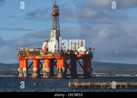 Eine allgemeine Ansicht der nicht mehr genutzten Bohrinseln, die am 22. Oktober 2021 in Cromarty, Schottland, im Cromarty Firth verankert waren. 70 führende Klimawissenschaftler aus der ganzen Welt haben den britischen Premierminister Boris Johnson aufgefordert, neue Öl- und Gasinvestitionen zu beenden. Sie argumentieren, dass das Vereinigte Königreich „mutige politische Maßnahmen“ in Bezug auf fossile Brennstoffe ergreifen und neue Öl- und Gasinvestitionen ausschließen muss, um sicherzustellen, dass der kommende Klimagipfel der COP 26, der nächsten Monat in Glasgow stattfinden wird, ein Erfolg wird. (Foto von Ewan Bootman/NurPhoto) Stockfoto