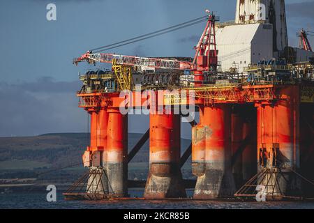 Eine allgemeine Ansicht der nicht mehr genutzten Bohrinseln, die am 22. Oktober 2021 in Cromarty, Schottland, im Cromarty Firth verankert waren. 70 führende Klimawissenschaftler aus der ganzen Welt haben den britischen Premierminister Boris Johnson aufgefordert, neue Öl- und Gasinvestitionen zu beenden. Sie argumentieren, dass das Vereinigte Königreich „mutige politische Maßnahmen“ in Bezug auf fossile Brennstoffe ergreifen und neue Öl- und Gasinvestitionen ausschließen muss, um sicherzustellen, dass der kommende Klimagipfel der COP 26, der nächsten Monat in Glasgow stattfinden wird, ein Erfolg wird. (Foto von Ewan Bootman/NurPhoto) Stockfoto