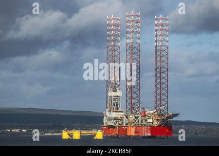 Eine allgemeine Ansicht der nicht mehr genutzten Bohrinseln, die am 22. Oktober 2021 in Cromarty, Schottland, im Cromarty Firth verankert waren. 70 führende Klimawissenschaftler aus der ganzen Welt haben den britischen Premierminister Boris Johnson aufgefordert, neue Öl- und Gasinvestitionen zu beenden. Sie argumentieren, dass das Vereinigte Königreich „mutige politische Maßnahmen“ in Bezug auf fossile Brennstoffe ergreifen und neue Öl- und Gasinvestitionen ausschließen muss, um sicherzustellen, dass der kommende Klimagipfel der COP 26, der nächsten Monat in Glasgow stattfinden wird, ein Erfolg wird. (Foto von Ewan Bootman/NurPhoto) Stockfoto