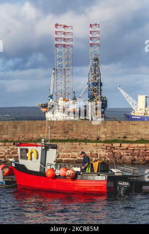 Eine allgemeine Ansicht der nicht mehr genutzten Bohrinseln, die am 22. Oktober 2021 in Cromarty, Schottland, im Cromarty Firth verankert waren. 70 führende Klimawissenschaftler aus der ganzen Welt haben den britischen Premierminister Boris Johnson aufgefordert, neue Öl- und Gasinvestitionen zu beenden. Sie argumentieren, dass das Vereinigte Königreich „mutige politische Maßnahmen“ in Bezug auf fossile Brennstoffe ergreifen und neue Öl- und Gasinvestitionen ausschließen muss, um sicherzustellen, dass der kommende Klimagipfel der COP 26, der nächsten Monat in Glasgow stattfinden wird, ein Erfolg wird. (Foto von Ewan Bootman/NurPhoto) Stockfoto