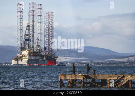 Eine allgemeine Ansicht der nicht mehr genutzten Bohrinseln, die am 22. Oktober 2021 in Cromarty, Schottland, im Cromarty Firth verankert waren. 70 führende Klimawissenschaftler aus der ganzen Welt haben den britischen Premierminister Boris Johnson aufgefordert, neue Öl- und Gasinvestitionen zu beenden. Sie argumentieren, dass das Vereinigte Königreich „mutige politische Maßnahmen“ in Bezug auf fossile Brennstoffe ergreifen und neue Öl- und Gasinvestitionen ausschließen muss, um sicherzustellen, dass der kommende Klimagipfel der COP 26, der nächsten Monat in Glasgow stattfinden wird, ein Erfolg wird. (Foto von Ewan Bootman/NurPhoto) Stockfoto