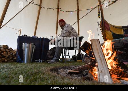 Patrick James King, aus Ojibwa First Nation, eine gesagte Person, gesehen in einem Tipi eines "Einsiedlungslagers", das aus fünf Tipis, einem Dutzend Zelten und einem heiligen Feuer besteht, das auf dem Gelände der Alberta Legislative liegt. Etwa 50 Menschen waren in dem Lager, das Anfang Oktober begann. Ziel ist es, das Bewusstsein für die Probleme zu schärfen, mit denen sich die First Nations-Gemeinschaften in Alberta und Kanada konfrontiert sehen, einschließlich des Anspruchs auf Territorium und der Frage der unmarkierten Gräber indigener Kinder. Am Freitag, den 22. August 2021, in Alberta Legislature Grounds, Edmonton, Alberta, Kanada. (Foto von Artur Widak/NurPhoto) Stockfoto