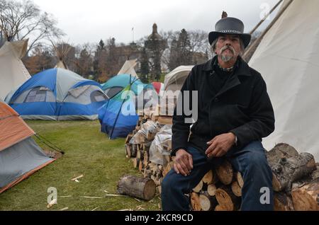 Johnny Lee von Driftpile First Nation, gesehen in einem „Einsickerkamp“, das aus fünf Tipis, einem Dutzend Zelten und einem heiligen Feuer besteht, das auf dem Gelände der Alberta Legislative spielt. Etwa 50 Menschen waren in dem Lager, das Anfang Oktober begann. Ziel ist es, das Bewusstsein für die Probleme zu schärfen, mit denen sich die First Nations-Gemeinschaften in Alberta und Kanada konfrontiert sehen, einschließlich des Anspruchs auf Territorium und der Frage der unmarkierten Gräber indigener Kinder. Am Freitag, den 22. August 2021, in Alberta Legislature Grounds, Edmonton, Alberta, Kanada. (Foto von Artur Widak/NurPhoto) Stockfoto