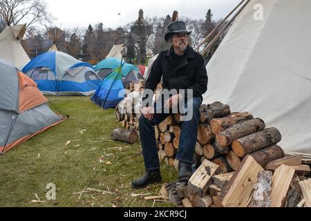 Johnny Lee von Driftpile First Nation, gesehen in einem „Einsickerkamp“, das aus fünf Tipis, einem Dutzend Zelten und einem heiligen Feuer besteht, das auf dem Gelände der Alberta Legislative spielt. Etwa 50 Menschen waren in dem Lager, das Anfang Oktober begann. Ziel ist es, das Bewusstsein für die Probleme zu schärfen, mit denen sich die First Nations-Gemeinschaften in Alberta und Kanada konfrontiert sehen, einschließlich des Anspruchs auf Territorium und der Frage der unmarkierten Gräber indigener Kinder. Am Freitag, den 22. August 2021, in Alberta Legislature Grounds, Edmonton, Alberta, Kanada. (Foto von Artur Widak/NurPhoto) Stockfoto