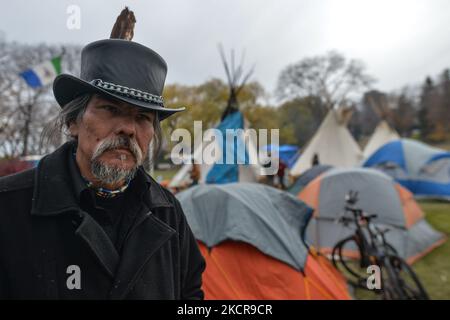 Johnny Lee von Driftpile First Nation, gesehen in einem „Einsickerkamp“, das aus fünf Tipis, einem Dutzend Zelten und einem heiligen Feuer besteht, das auf dem Gelände der Alberta Legislative spielt. Etwa 50 Menschen waren in dem Lager, das Anfang Oktober begann. Ziel ist es, das Bewusstsein für die Probleme zu schärfen, mit denen sich die First Nations-Gemeinschaften in Alberta und Kanada konfrontiert sehen, einschließlich des Anspruchs auf Territorium und der Frage der unmarkierten Gräber indigener Kinder. Am Freitag, den 22. August 2021, in Alberta Legislature Grounds, Edmonton, Alberta, Kanada. (Foto von Artur Widak/NurPhoto) Stockfoto