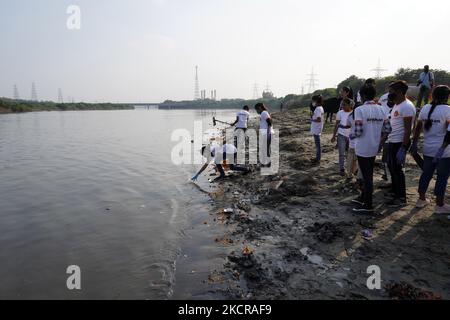 Freiwillige entfernen Plastik und andere Abfälle, während sie am 23. Oktober 2021 an einer Reinigungsfahrt entlang des Flusses Yamuna in Neu-Delhi, Indien, teilnehmen. (Foto von Mayank Makhija/NurPhoto) Stockfoto