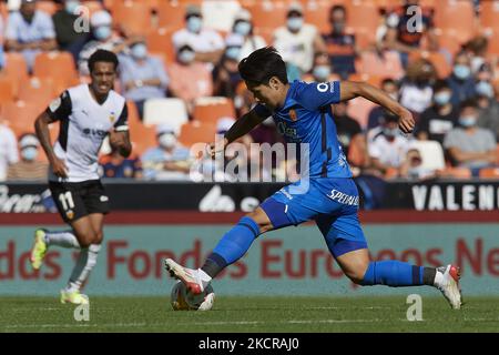 Lee Kang aus Mallorca im Einsatz beim La Liga Santander Spiel zwischen Valencia CF und RCD Mallorca im Estadio Mestalla am 23. Oktober 2021 in Valencia, Spanien. (Foto von Jose Breton/Pics Action/NurPhoto) Stockfoto