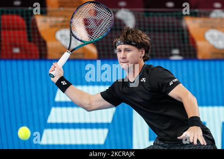 Ricardas Berankis aus Litauen gibt den Ball an Marin Cilic aus Kroatien während des Halbfinalmatches der Männer beim ATP 250 VTB Kremlin Cup 2021 International Tennis Tournament im Irina Viner-Usmanova Turntics Palace am 23. Oktober 2021 in Moskau, Russland, zurück. (Foto von Mike Kireev/NurPhoto) Stockfoto