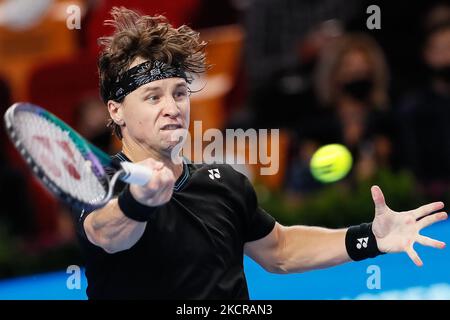 Ricardas Berankis aus Litauen gibt den Ball an Marin Cilic aus Kroatien während des Halbfinalmatches der Männer beim ATP 250 VTB Kremlin Cup 2021 International Tennis Tournament im Irina Viner-Usmanova Turntics Palace am 23. Oktober 2021 in Moskau, Russland, zurück. (Foto von Mike Kireev/NurPhoto) Stockfoto