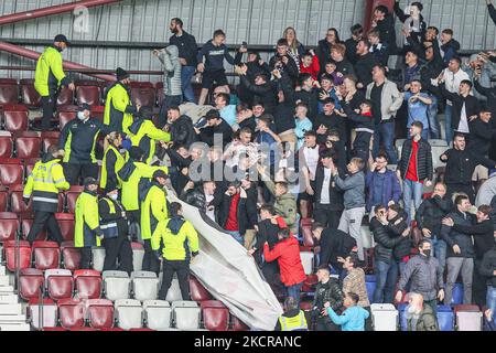 Die Fans von Dundee feiern, nachdem Jason Cummings von Dundee am 23. Oktober 2021 im Tynecastle Park in Edinburgh, Schottland, das erste Tor seines Teams beim Spiel der Scottish Premier League zwischen Hearts und Dundee erzielt hat. (Foto von Ewan Bootman/NurPhoto) Stockfoto