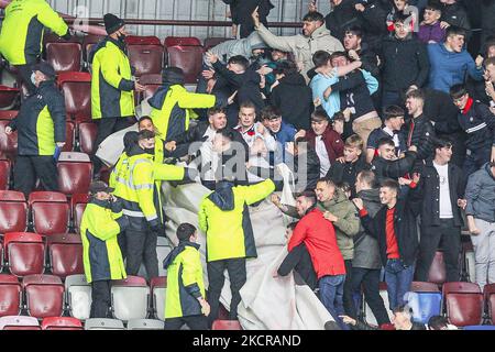 Die Fans von Dundee feiern, nachdem Jason Cummings von Dundee am 23. Oktober 2021 im Tynecastle Park in Edinburgh, Schottland, das erste Tor seines Teams beim Spiel der Scottish Premier League zwischen Hearts und Dundee erzielt hat. (Foto von Ewan Bootman/NurPhoto) Stockfoto