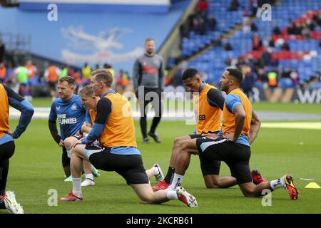 Newcastle United wärmt sich während des Premier League-Spiels zwischen Crystal Palace und Newcastle United im Selhurst Park, London, am Samstag, 23.. Oktober 2021 auf. (Foto von Tom West/MI News/NurPhoto) Stockfoto