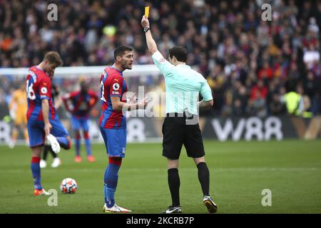 Joel ward von Crystal Palace wird vom Match-Schiedsrichter Darren England während des Premier League-Spiels zwischen Crystal Palace und Newcastle United am Samstag, dem 23.. Oktober 2021 im Selhurst Park, London, gelb dargestellt. (Foto von Tom West/MI News/NurPhoto) Stockfoto