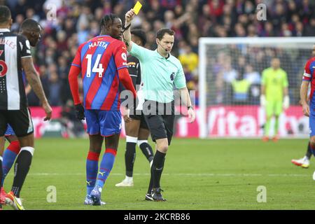 Schiedsrichter Darren England gibt am Samstag, dem 23.. Oktober 2021, im Londoner Selhurst Park eine gelbe Karte im Premier League-Spiel zwischen Crystal Palace und Newcastle United. (Foto von Tom West/MI News/NurPhoto) Stockfoto