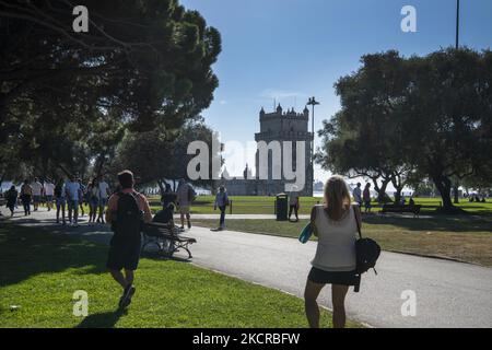 Die Menschen besuchen das Touristenviertel des Belem-Turms in Lissabon. 20. Oktober 2021. Die meisten Regionen auf dem portugiesischen Festland zeigen aufgrund des durchschnittlichen Anstiegs der Übertragungsrate einen „Aufwärtstrend“ bei den Infektionen mit dem Coronavirus SARS-CoV-2, wie aus dem Bericht „rote Linien“ der Generaldirektion Gesundheit (DGS) während des letzten in der portugiesischen Region erfassten Infektionsregisters zu lesen ist. (Foto von Jorge Mantilla/NurPhoto) Stockfoto