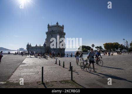 Die Menschen besuchen das Touristenviertel des Belem-Turms in Lissabon. 20. Oktober 2021. Die meisten Regionen auf dem portugiesischen Festland zeigen aufgrund des durchschnittlichen Anstiegs der Übertragungsrate einen „Aufwärtstrend“ bei den Infektionen mit dem Coronavirus SARS-CoV-2, wie aus dem Bericht „rote Linien“ der Generaldirektion Gesundheit (DGS) während des letzten in der portugiesischen Region erfassten Infektionsregisters zu lesen ist. (Foto von Jorge Mantilla/NurPhoto) Stockfoto