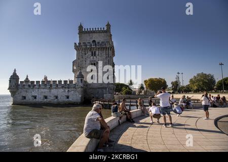 Die Menschen besuchen das Touristenviertel des Belem-Turms in Lissabon. 20. Oktober 2021. Die meisten Regionen auf dem portugiesischen Festland zeigen aufgrund des durchschnittlichen Anstiegs der Übertragungsrate einen „Aufwärtstrend“ bei den Infektionen mit dem Coronavirus SARS-CoV-2, wie aus dem Bericht „rote Linien“ der Generaldirektion Gesundheit (DGS) während des letzten in der portugiesischen Region erfassten Infektionsregisters zu lesen ist. (Foto von Jorge Mantilla/NurPhoto) Stockfoto