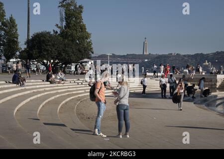 Die Menschen besuchen das Touristenviertel des Belem-Turms in Lissabon. 20. Oktober 2021. Die meisten Regionen auf dem portugiesischen Festland zeigen aufgrund des durchschnittlichen Anstiegs der Übertragungsrate einen „Aufwärtstrend“ bei den Infektionen mit dem Coronavirus SARS-CoV-2, wie aus dem Bericht „rote Linien“ der Generaldirektion Gesundheit (DGS) während des letzten in der portugiesischen Region erfassten Infektionsregisters zu lesen ist. (Foto von Jorge Mantilla/NurPhoto) Stockfoto