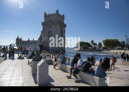 Die Menschen besuchen das Touristenviertel des Belem-Turms in Lissabon. 20. Oktober 2021. Die meisten Regionen auf dem portugiesischen Festland zeigen aufgrund des durchschnittlichen Anstiegs der Übertragungsrate einen „Aufwärtstrend“ bei den Infektionen mit dem Coronavirus SARS-CoV-2, wie aus dem Bericht „rote Linien“ der Generaldirektion Gesundheit (DGS) während des letzten in der portugiesischen Region erfassten Infektionsregisters zu lesen ist. (Foto von Jorge Mantilla/NurPhoto) Stockfoto