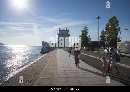 Die Menschen besuchen das Touristenviertel des Belem-Turms in Lissabon. 20. Oktober 2021. Die meisten Regionen auf dem portugiesischen Festland zeigen aufgrund des durchschnittlichen Anstiegs der Übertragungsrate einen „Aufwärtstrend“ bei den Infektionen mit dem Coronavirus SARS-CoV-2, wie aus dem Bericht „rote Linien“ der Generaldirektion Gesundheit (DGS) während des letzten in der portugiesischen Region erfassten Infektionsregisters zu lesen ist. (Foto von Jorge Mantilla/NurPhoto) Stockfoto