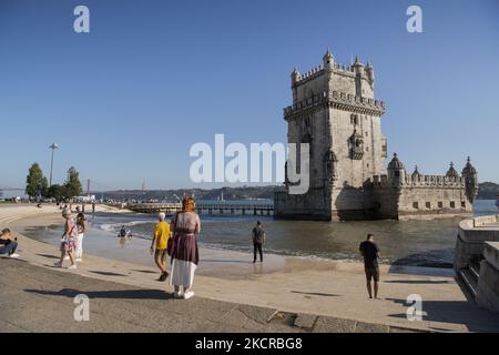 Die Menschen besuchen das Touristenviertel des Belem-Turms in Lissabon. 20. Oktober 2021. Die meisten Regionen auf dem portugiesischen Festland zeigen aufgrund des durchschnittlichen Anstiegs der Übertragungsrate einen „Aufwärtstrend“ bei den Infektionen mit dem Coronavirus SARS-CoV-2, wie aus dem Bericht „rote Linien“ der Generaldirektion Gesundheit (DGS) während des letzten in der portugiesischen Region erfassten Infektionsregisters zu lesen ist. (Foto von Jorge Mantilla/NurPhoto) Stockfoto