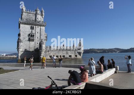 Die Menschen besuchen das Touristenviertel des Belem-Turms in Lissabon. 20. Oktober 2021. Die meisten Regionen auf dem portugiesischen Festland zeigen aufgrund des durchschnittlichen Anstiegs der Übertragungsrate einen „Aufwärtstrend“ bei den Infektionen mit dem Coronavirus SARS-CoV-2, wie aus dem Bericht „rote Linien“ der Generaldirektion Gesundheit (DGS) während des letzten in der portugiesischen Region erfassten Infektionsregisters zu lesen ist. (Foto von Jorge Mantilla/NurPhoto) Stockfoto