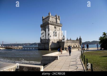 Die Menschen besuchen das Touristenviertel des Belem-Turms in Lissabon. 20. Oktober 2021. Die meisten Regionen auf dem portugiesischen Festland zeigen aufgrund des durchschnittlichen Anstiegs der Übertragungsrate einen „Aufwärtstrend“ bei den Infektionen mit dem Coronavirus SARS-CoV-2, wie aus dem Bericht „rote Linien“ der Generaldirektion Gesundheit (DGS) während des letzten in der portugiesischen Region erfassten Infektionsregisters zu lesen ist. (Foto von Jorge Mantilla/NurPhoto) Stockfoto