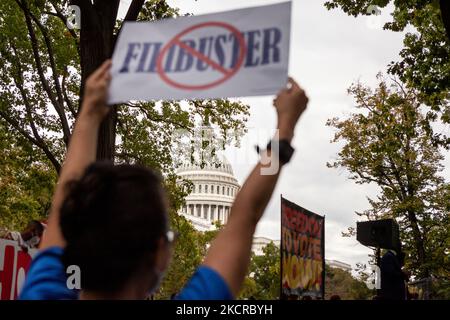 Ein Demonstrator hält ein Zeichen, das während einer Kundgebung am Ende eines Staffels für Stimmrechte am US-Kapitol die Beseitigung des Filibusters fordert. Die Demonstranten begannen die Staffel in West Virginia und gingen oder radelten die 3 Tage lang zum US-Kapitol. Die Demonstranten fordern, dass der Kongress Gesetze verabschiedet, die das Wahlrecht für alle Amerikaner schützen. (Foto von Allison Bailey/NurPhoto) Stockfoto