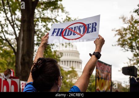 Ein Demonstrator hält ein Zeichen, das während einer Kundgebung am Ende eines Staffels für Stimmrechte am US-Kapitol die Beseitigung des Filibusters fordert. Die Demonstranten begannen die Staffel in West Virginia und gingen oder radelten die 3 Tage lang zum US-Kapitol. Die Demonstranten fordern, dass der Kongress Gesetze verabschiedet, die das Wahlrecht für alle Amerikaner schützen. (Foto von Allison Bailey/NurPhoto) Stockfoto