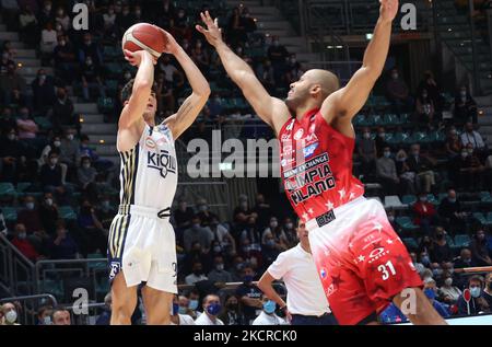 Gabriele Procida (Fortitudo Kigili Bologna) (L) von Shavon Shields (Armani Exchange Milano) während der Serie A1 italienischen LBA Basketball-Meisterschaft Spiel Kigili Fortitudo Bologna gegen vereitelt. Armani Exchange Milano im Sportpalast Paladozza - Bologna, 23. Oktober 2021 (Foto: Michele Nucci/LiveMedia/NurPhoto) Stockfoto