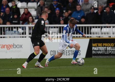 Joe Gray von Hartlepool United in Aktion während des Sky Bet League 2-Spiels zwischen Hartlepool United und Harrogate Town im Victoria Park, Hartlepool, am Sonntag, 24.. Oktober 2021. (Foto von Mark Fletcher/MI News/NurPhoto) Stockfoto