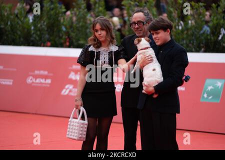 (L-R) Nell Burton, Tim Burton, Billy-Ray Burton und Levi der Hund besuchen den roten Teppich von Tim Burton Close Encounter während des Rome Film Fest 2021 16. am 23. Oktober 2021 in Rom, Italien. (Foto von Luca Carlino/NurPhoto) Stockfoto