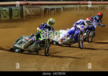 Tom Brennan (Gelb) führt Jason Crump (Rot) und Kyle Howarth (Blau) während der Peter Craven Memorial Trophy im National Speedway Stadium, Manchester, am Samstag, den 23.. Oktober 2021 an. (Foto von Ian Charles/MI News/NurPhoto) Stockfoto