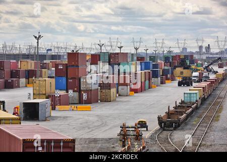 Am 23. Oktober 2021 werden intermodale Transportcontainer aus den Zügen entladen, gestapelt und auf Lastwagen für den Transport in einer Frachtanlage in Mississauga, Ontario, Kanada, verladen. (Foto von Creative Touch Imaging Ltd./NurPhoto) Stockfoto