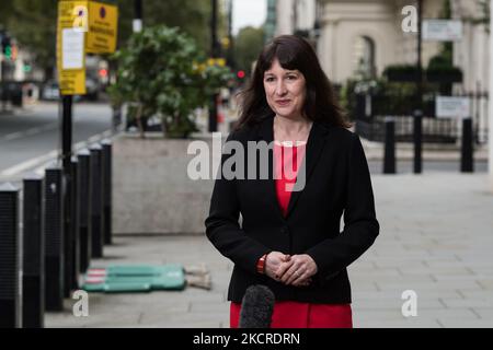 LONDON, GROSSBRITANNIEN - 24. OKTOBER 2021: Die Schattenkanzlerin der Schatzkanzlerin Rachel Reeves spricht vor dem BBC Broadcasting House im Zentrum von London mit den Medien, bevor sie am 24. Oktober 2021 in London, England, auf der Andrew Marr Show auftrat. Kanzler Rishi Sunak wird am Mittwoch, den 27. Oktober, seine Haushalts- und Ausgabenüberprüfung bekanntgeben. (Foto von Wiktor Szymanowicz/NurPhoto) Stockfoto