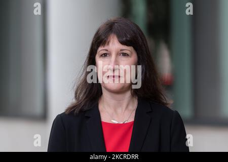 LONDON, GROSSBRITANNIEN - 24. OKTOBER 2021: Die Schattenkanzlerin der Schatzkanzlerin Rachel Reeves spricht vor dem BBC Broadcasting House im Zentrum von London mit den Medien, bevor sie am 24. Oktober 2021 in London, England, auf der Andrew Marr Show auftrat. Kanzler Rishi Sunak wird am Mittwoch, den 27. Oktober, seine Haushalts- und Ausgabenüberprüfung bekanntgeben. (Foto von Wiktor Szymanowicz/NurPhoto) Stockfoto