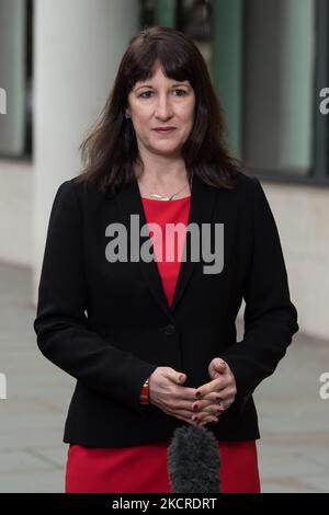 LONDON, GROSSBRITANNIEN - 24. OKTOBER 2021: Die Schattenkanzlerin der Schatzkanzlerin Rachel Reeves spricht vor dem BBC Broadcasting House im Zentrum von London mit den Medien, bevor sie am 24. Oktober 2021 in London, England, auf der Andrew Marr Show auftrat. Kanzler Rishi Sunak wird am Mittwoch, den 27. Oktober, seine Haushalts- und Ausgabenüberprüfung bekanntgeben. (Foto von Wiktor Szymanowicz/NurPhoto) Stockfoto