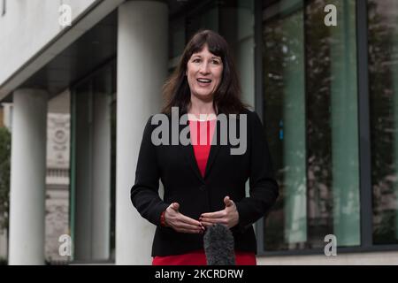 LONDON, GROSSBRITANNIEN - 24. OKTOBER 2021: Die Schattenkanzlerin der Schatzkanzlerin Rachel Reeves spricht vor dem BBC Broadcasting House im Zentrum von London mit den Medien, bevor sie am 24. Oktober 2021 in London, England, auf der Andrew Marr Show auftrat. Kanzler Rishi Sunak wird am Mittwoch, den 27. Oktober, seine Haushalts- und Ausgabenüberprüfung bekanntgeben. (Foto von Wiktor Szymanowicz/NurPhoto) Stockfoto
