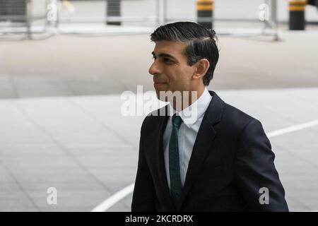 LONDON, VEREINIGTES KÖNIGREICH - 24. OKTOBER 2021: Der Schatzkanzler Rishi Sunak kommt im BBC Broadcasting House im Zentrum von London an, um am 24. Oktober 2021 in London, England, auf der Andrew Marr Show zu erscheinen. Kanzler Rishi Sunak wird am Mittwoch, den 27. Oktober, seine Haushalts- und Ausgabenüberprüfung bekanntgeben. (Foto von Wiktor Szymanowicz/NurPhoto) Stockfoto