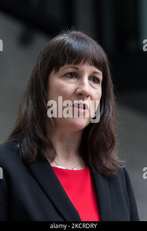 LONDON, GROSSBRITANNIEN - 24. OKTOBER 2021: Die Schattenkanzlerin der Schatzkanzlerin Rachel Reeves spricht vor dem BBC Broadcasting House im Zentrum von London zu den Medien, nachdem sie am 24. Oktober 2021 in London, England, auf der Andrew Marr Show auftrat. Kanzler Rishi Sunak wird am Mittwoch, den 27. Oktober, seine Haushalts- und Ausgabenüberprüfung bekanntgeben. (Foto von Wiktor Szymanowicz/NurPhoto) Stockfoto