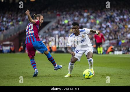 20 Vinicius Jr von Real Madrid verteidigt durch Oscar Mingueza vom FC Barcelona 22 während des La Liga Santader-Spiels zwischen dem FC Barcelona und Real Madrid im Camp Nou Stadium am 24. Oktober 2021 in Barcelona. (Foto von Xavier Bonilla/NurPhoto) Stockfoto