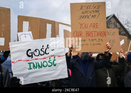 Demonstranten halten am 23. Oktober 2021 während der Demonstration „Mütter an der Grenze“ vor der Grenzschutzeinrichtung in Michalowo, Polen, Transparente auf. Die Demonstranten forderten humanitäre Hilfe und protestierten gegen die Behandlung der Migranten, vor allem aus dem Nahen Osten, Asien und Afrika, die von Belarus aus die polnische Grenze überquert haben. (Foto von Beata Zawrzel/NurPhoto) Stockfoto