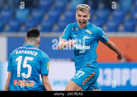 Andrey Mostovoy (R) von Zenit St. Petersburg feiert sein Tor während des Spiels der russischen Premier League zwischen dem FC Zenit St. Petersburg und dem FC Spartak Moskau am 24. Oktober 2021 in der Gazprom Arena in St. Petersburg, Russland. (Foto von Mike Kireev/NurPhoto) Stockfoto