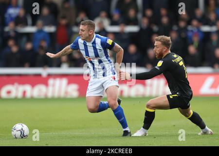 David Ferguson von Hartlepool United im Einsatz mit George Thomson von Harrogate Town während des Spiels der Sky Bet League 2 zwischen Hartlepool United und Harrogate Town im Victoria Park, Hartlepool, am Sonntag, 24.. Oktober 2021. (Foto von Mark Fletcher/MI News/NurPhoto) Stockfoto