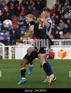 Neill Byrne von Hartlepool United kämpft mit Luke Armstrong aus Harrogate Town während des Sky Bet League 2-Spiels zwischen Hartlepool United und Harrogate Town im Victoria Park, Hartlepool, am Sonntag, 24.. Oktober 2021. (Foto von Mark Fletcher/MI News/NurPhoto) Stockfoto