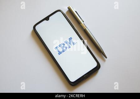 In dieser Fototafel wird am 24. Oktober 2021 in Athen, Griechenland, ein IBM-Logo auf einem Smartphone-Bildschirm und ein Bleistift angezeigt. (Foto von Nikolas Kokovlis/NurPhoto) Stockfoto