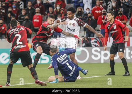 Athletico PR gegen Flamengo- Brasilianischer Pokal 2021 Semifinale - 1.. Etappe - Spieler Pedro Henrique von Athletico PR streitet sich gegen Spieler Vitinho von Flamengo während des Spiels zwischen Athletico PR und Flamengo für das Halbfinale des brasilianischen Pokals 2021 - 1.. Etappe in der Estádio Arena da Baixada in Curitiba-PR. (Foto von Gabriel Machado/NurPhoto) Stockfoto