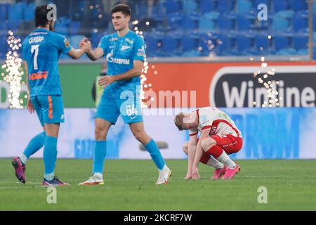 Nikolay Rasskazov (R) von Spartak Moskau reagiert, als Sardar Azmoun (L) und Kirill Kravtsov von Zenit St. Petersburg am 24. Oktober 2021 in der Gazprom Arena in Sankt Petersburg den Sieg beim Spiel der russischen Premier League zwischen dem FC Zenit St. Petersburg und dem FC Spartak Moskau feiern. (Foto von Mike Kireev/NurPhoto) Stockfoto